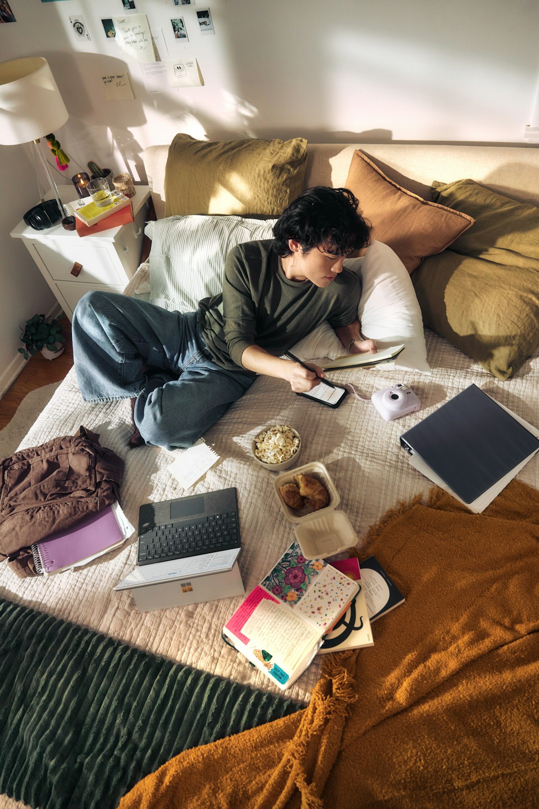 young-man-on-bed-with-laptop-and-snacks-z38adyuhn6s